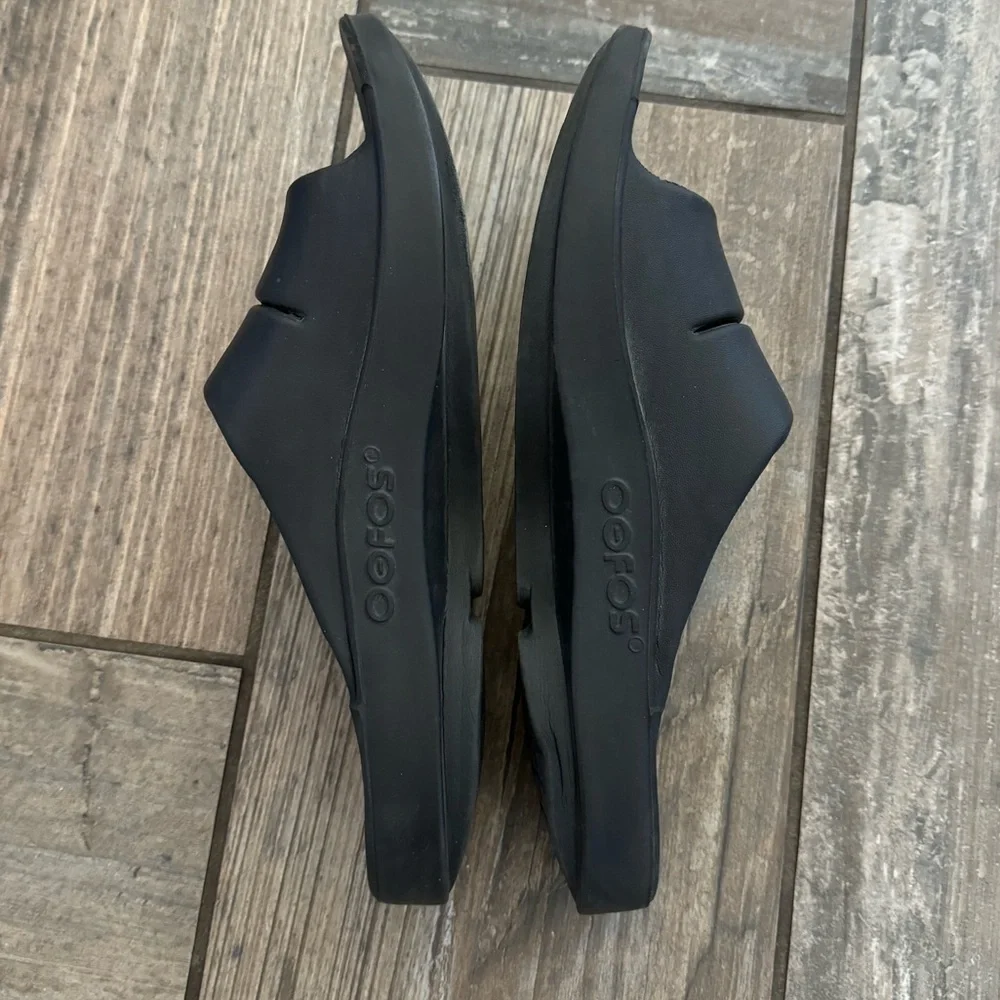 Oofos OOahh Slide Sandal in Black size Men’s 9 or Women’s 11